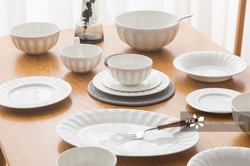 餐桌上的餐具套装晚餐图片素材