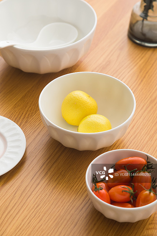 餐桌上的餐具套装晚餐图片素材