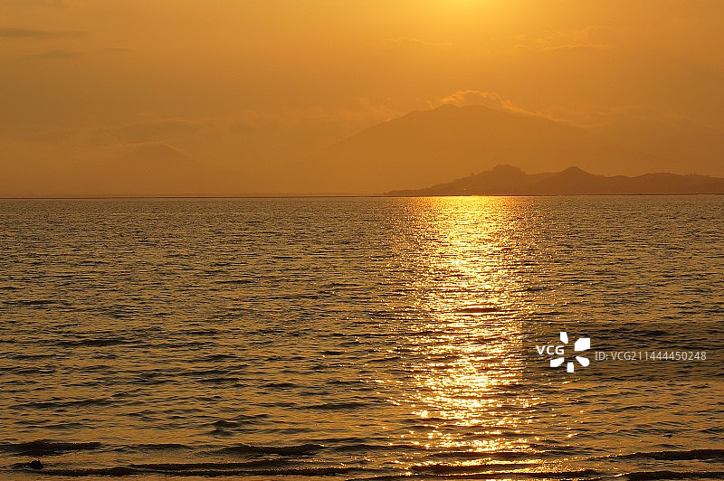 落日下的海是金色的图片素材