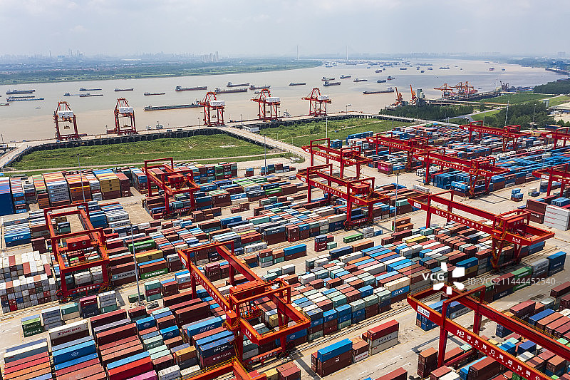 航拍武汉阳逻港码头的货物集装箱图片素材