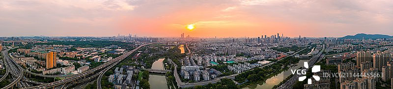 航拍日出时的南京大报恩寺琉璃塔全景图片素材