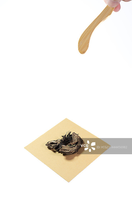 白色背景中药抓药升麻图片素材