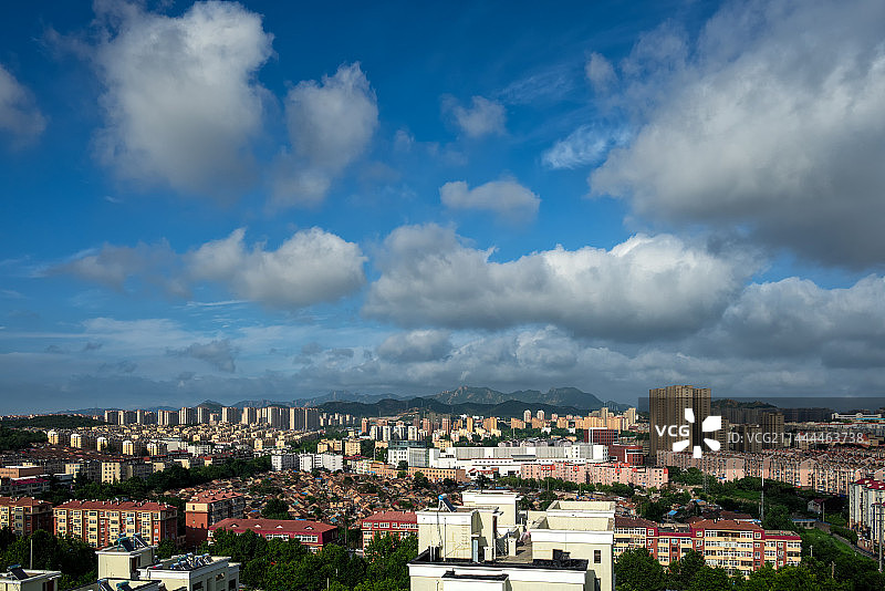 蓝天白云下的青岛李沧区板桥坊图片素材