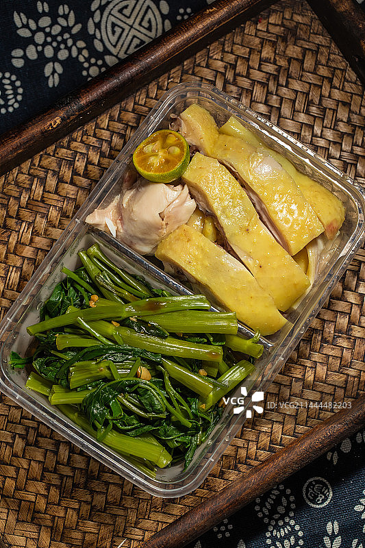 外卖盒里的白切鸡和空心菜图片素材