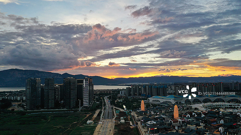 航拍昆明滇池国际会展中心日落图片素材