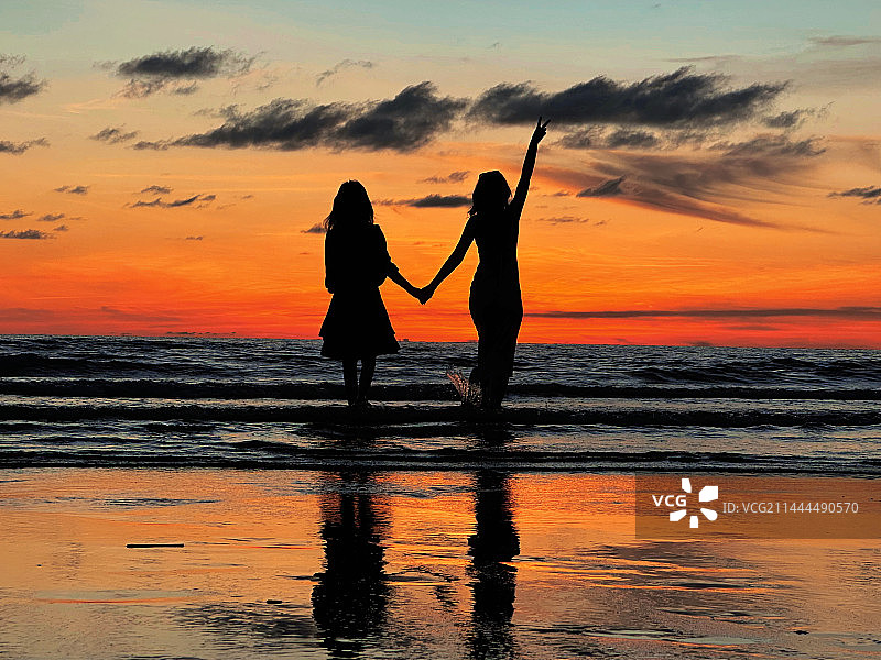 女孩友情海边落日图片素材