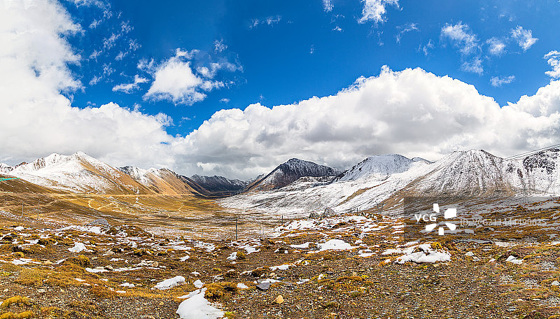 蓝天白云下的西藏东达山垭口风光图片素材