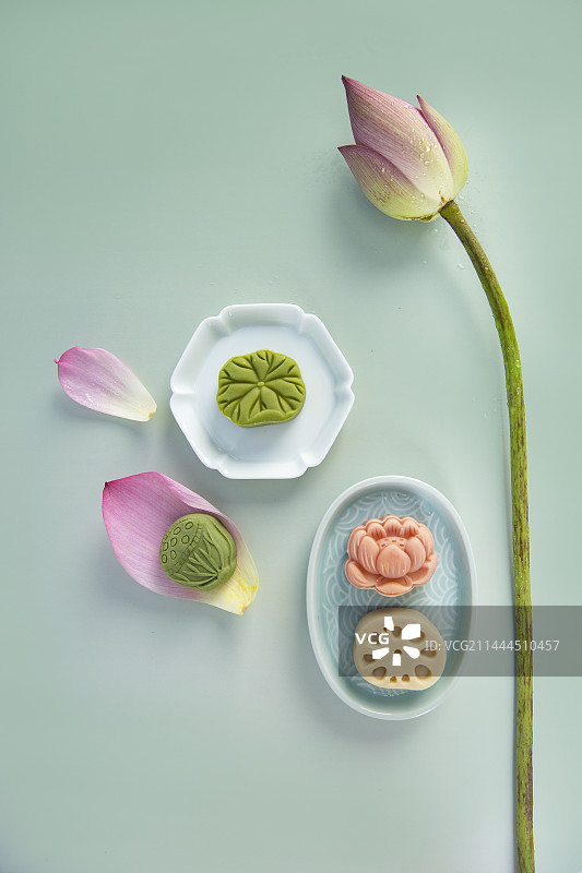 绿色底荷花瓣莲蓬中式点心图片素材