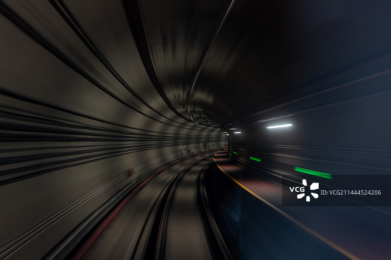 前进中的苏州轨道交通隧道图片素材