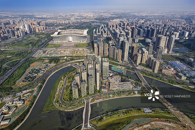 航拍晴天的成都高新区金融岛城市建筑风景图片素材