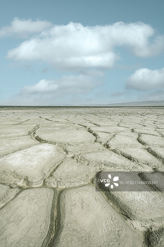 汽车广告背景图，青海无人区的干旱地带图片素材