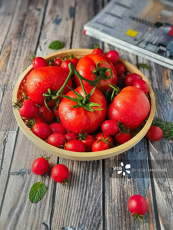 桌上的番茄特写镜头图片素材