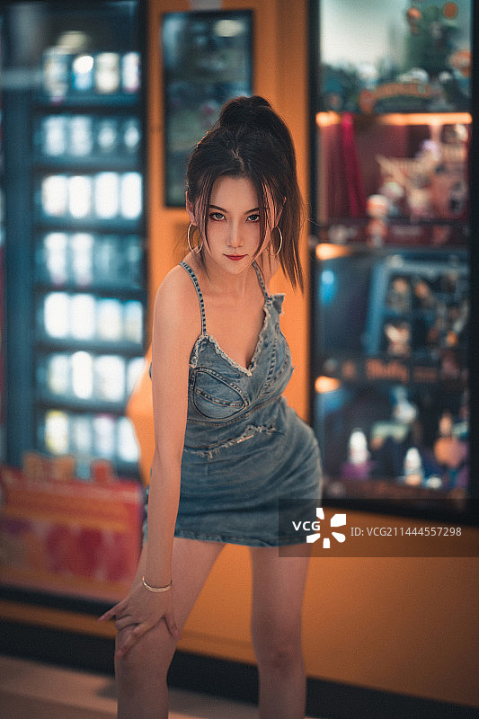 站在POP MART机器人商店前的女孩VOL2图片素材