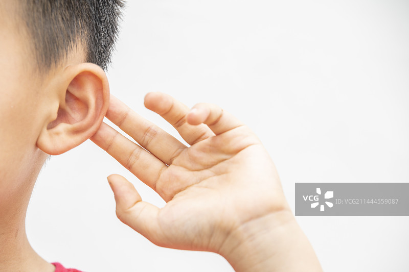 特写拍摄的孩子的耳朵和手图片素材