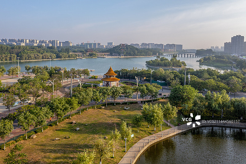 2023年6月30日，山东聊城，航拍东阿县洛神湖从日落到灯光璀璨好一幅江北水城风光。图片素材