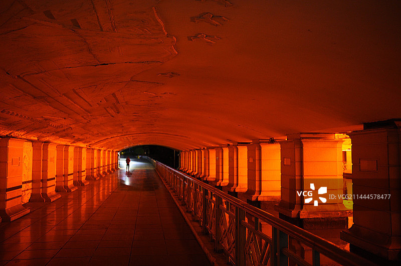 夜·桥底通道图片素材