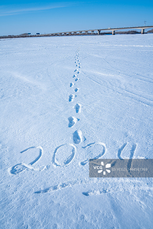 雪地上手写的2024年和脚印，新年主题图片素材