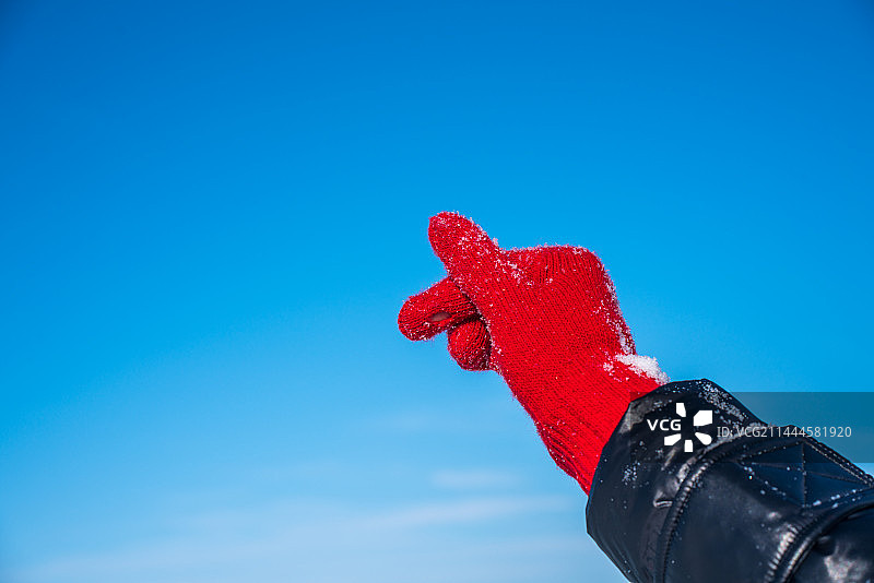 冬天戴手套向天空比爱心图片素材