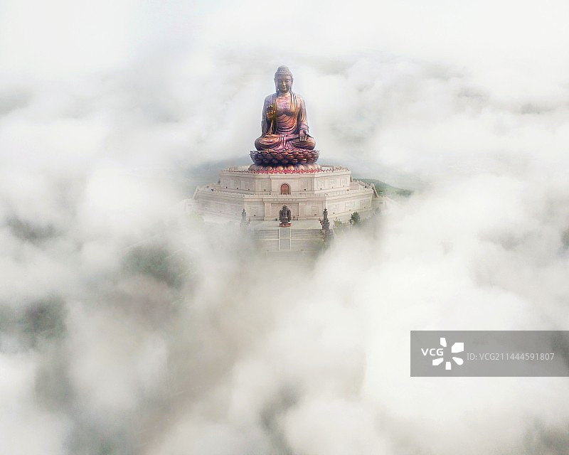 云雾笼罩金鼎大佛图片素材