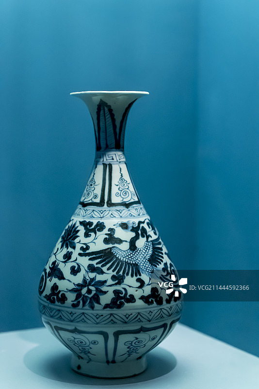 北京中国国家博物馆，青花双凤穿缠枝莲纹玉壶春瓶，元图片素材