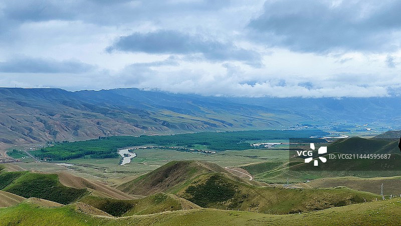 雪山下草原上成群的牛马羊蒙古包图片素材
