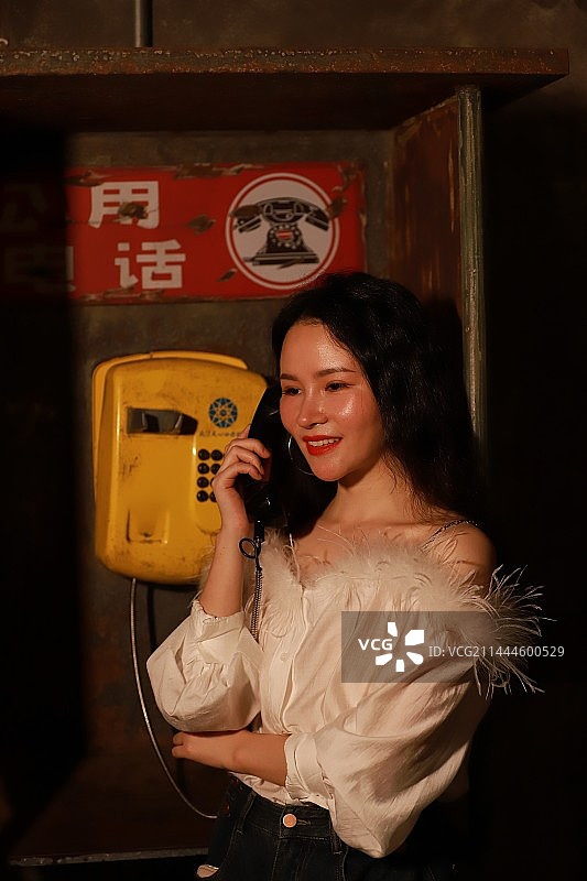 打电话的白衣女性图片素材