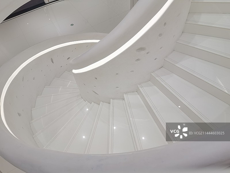 螺旋楼梯的高角度视图图片素材