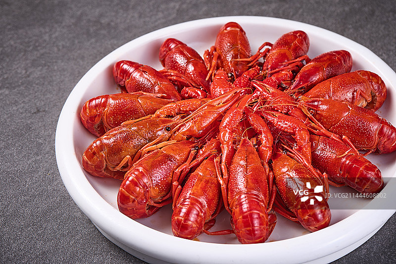 装在盘子里的小龙虾图片素材