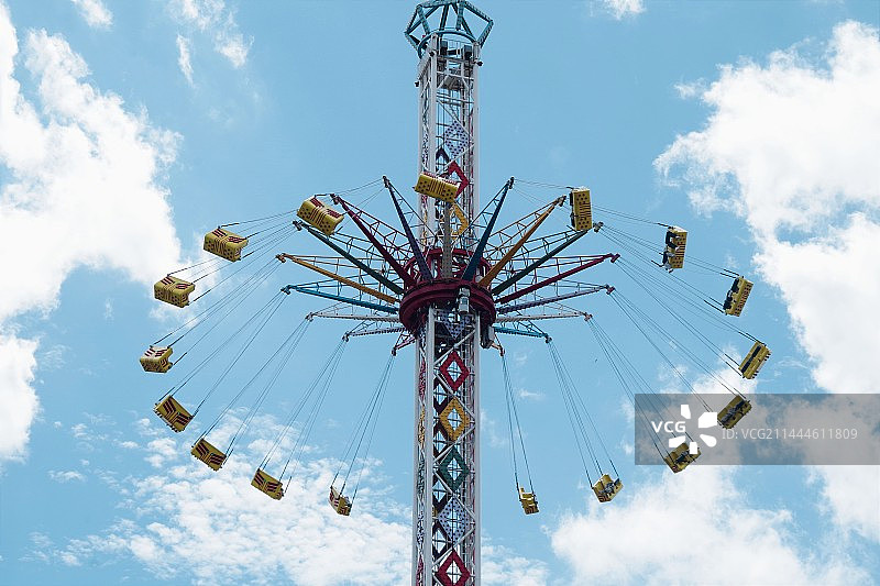 游乐园的旋转秋千图片素材