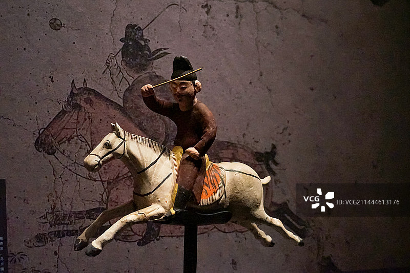 新疆维吾尔自治区博物馆彩陶泥塑打马球俑图片素材