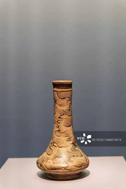 北京中国国家博物馆，吉州窑白地褐彩海水纹长径瓶，宋图片素材