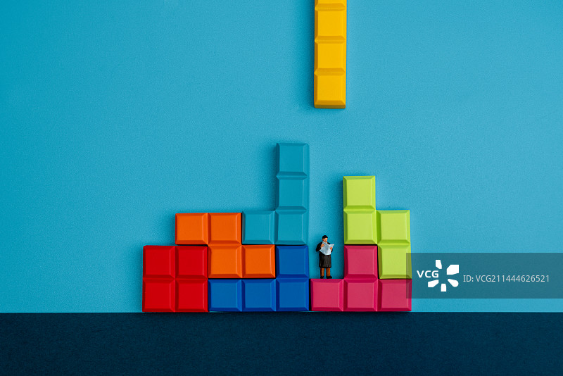 站在俄罗斯方块间看书的男士微缩创意图图片素材