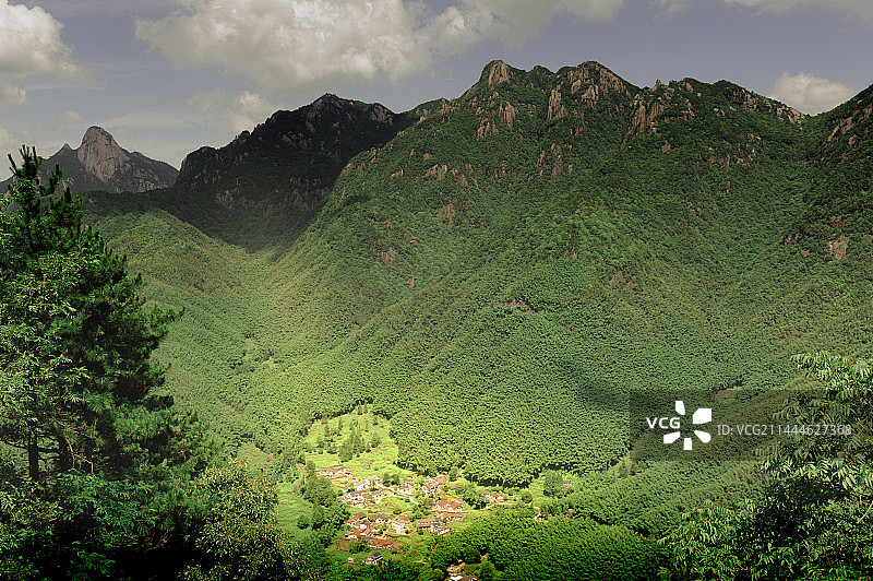 天台风下的中国村图片素材