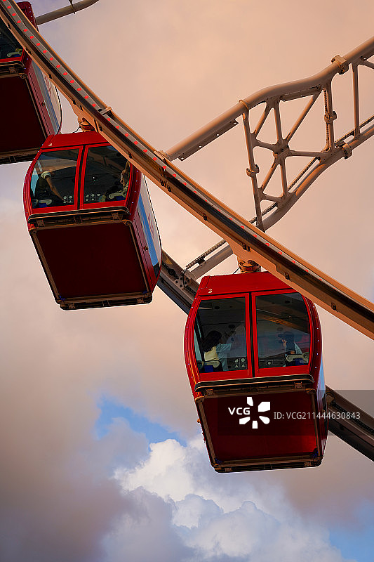 香港维多利亚港的红色摩天轮图片素材