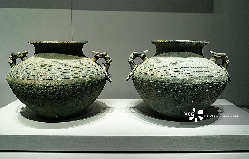 中国古代文明文化遗产拍摄主题，山东济南市博物馆，齐大官南宫铜鼎鲁伯厚父盘兽纹匜铜卣鸟青铜蛊，室内无人图片素材