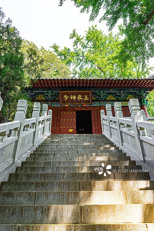 中国非都市风光拍摄主题，山东泰安泰山区玉泉寺泰山风景区，玉泉禅寺城门入口和登山梯子，户外白昼无人图像图片素材