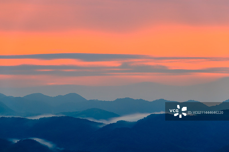 超长焦拍摄日落晚霞群山云雾风光图片素材