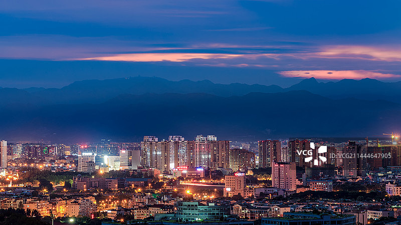 浙江义乌四面环山城市建筑夜景风光图片素材