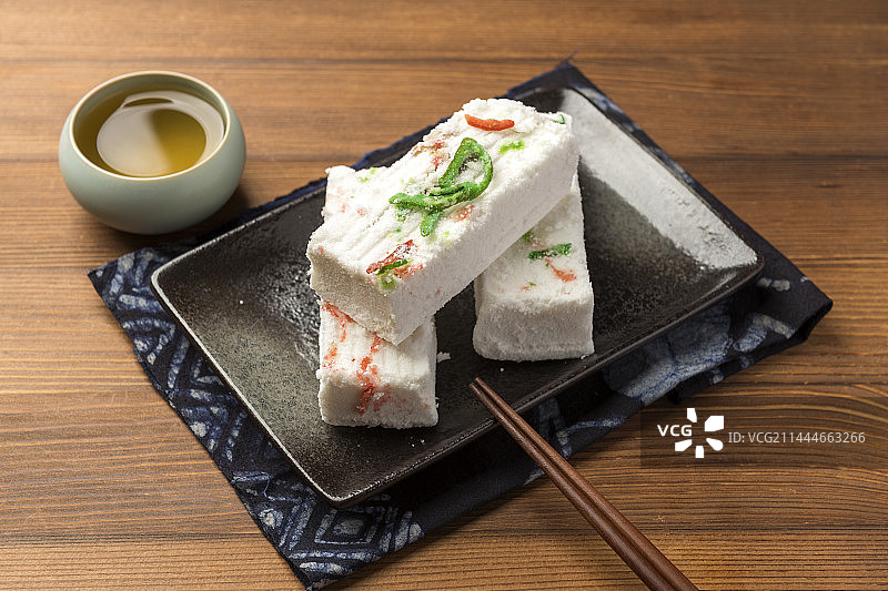 天津特色美食糕干摆放在木桌面上特写图片素材