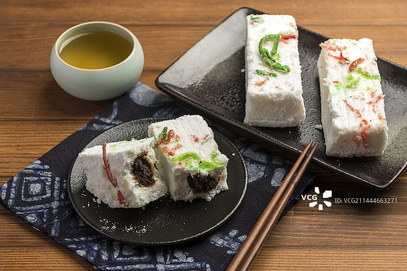 天津特色美食糕干摆放在木桌面上特写图片素材