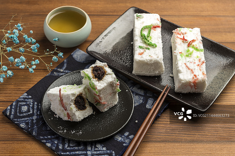 天津特色美食糕干摆放在木桌面上特写图片素材