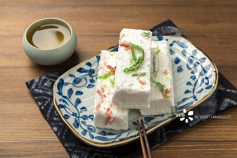 天津特色美食糕干摆放在木桌面上特写图片素材