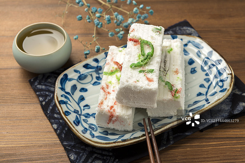 天津特色美食糕干摆放在木桌面上特写图片素材
