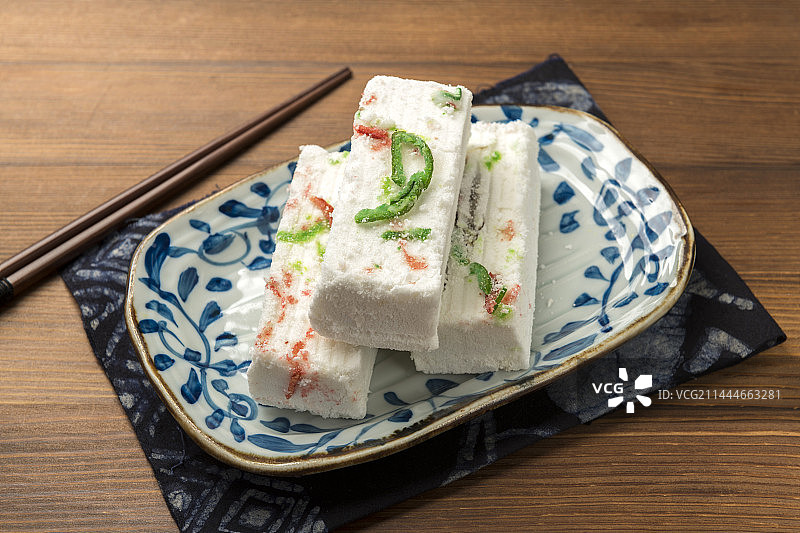天津特色美食糕干摆放在木桌面上特写图片素材