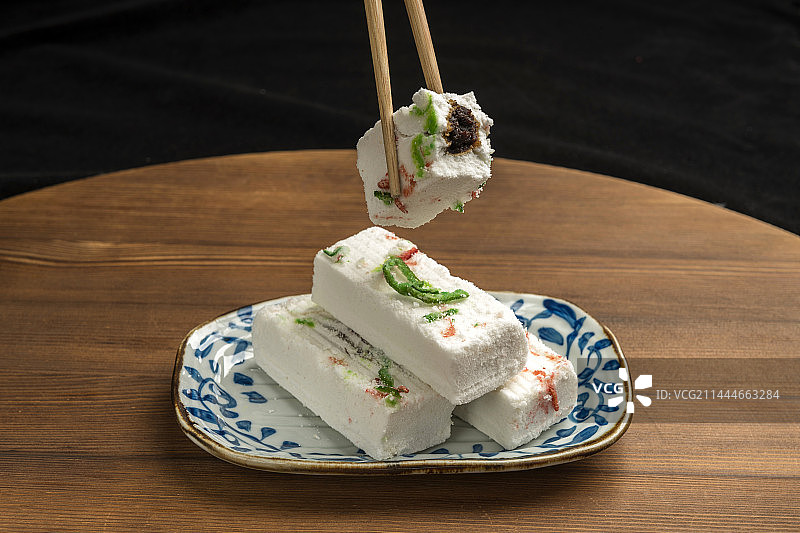 天津特色美食糕干摆放在木桌面上特写图片素材