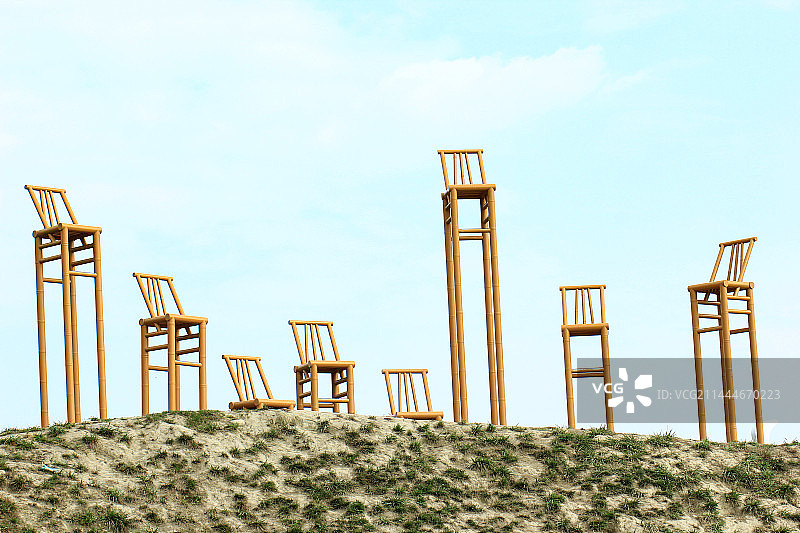 蓝天白云下高脚凳抽象艺术极简图片素材