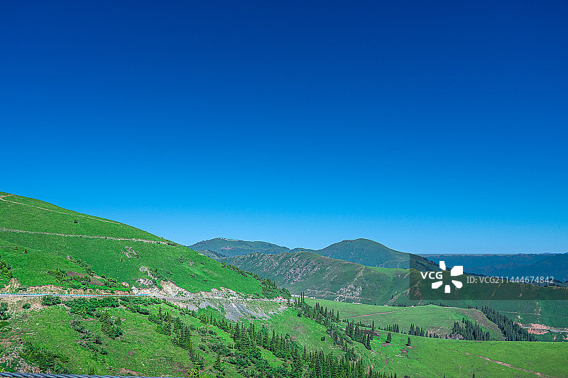 新疆独库公路 国道G217 巴音布鲁克至伊犁 草原 森林 牧场 蒙古包图片素材