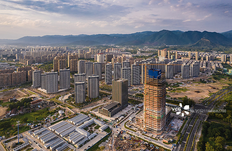 夕阳下航拍天台县建设中的总部大楼图片素材