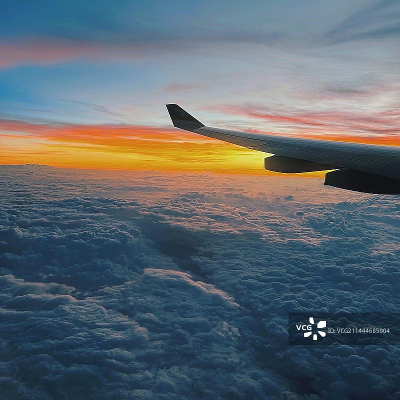 云层之上的余晖图片素材