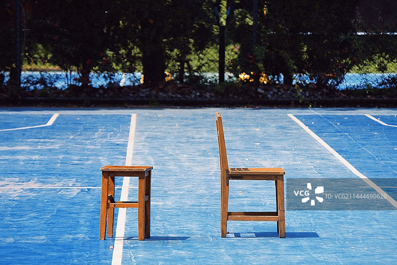 篮球场里的空凳图片素材